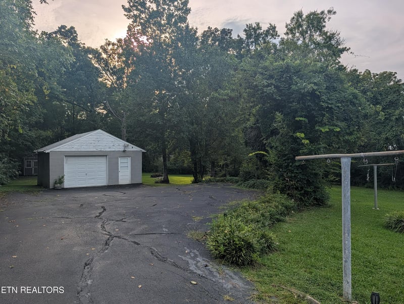 341 Vermont Ave, Oak Ridge, TN 37830