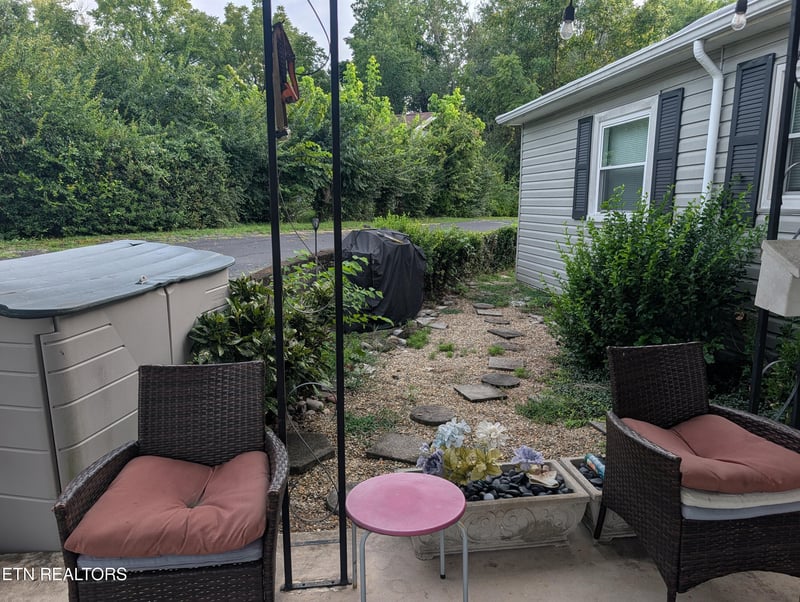 341 Vermont Ave, Oak Ridge, TN 37830