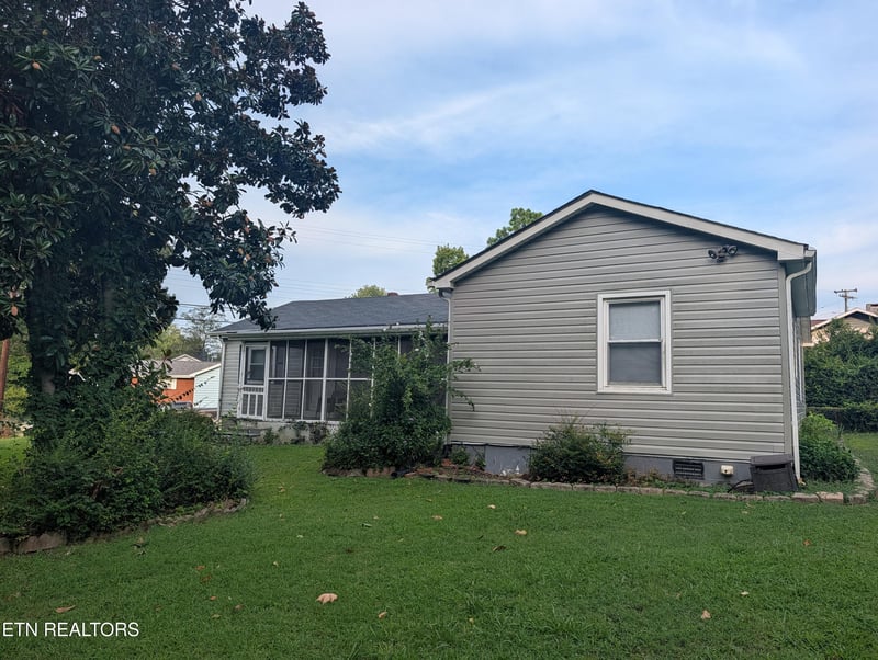 341 Vermont Ave, Oak Ridge, TN 37830
