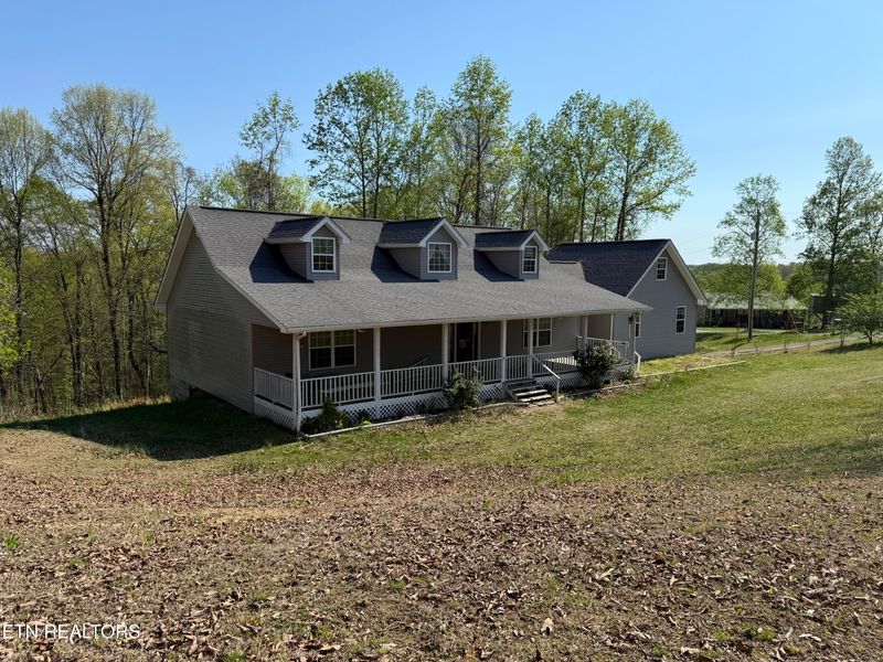 343 Johnson Ln, Jacksboro, TN 37757