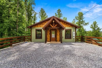 344 Silverbell Hgts Ln, Gatlinburg, TN 37738