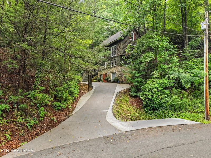 345 Gatlin Dr, Gatlinburg, TN 37738