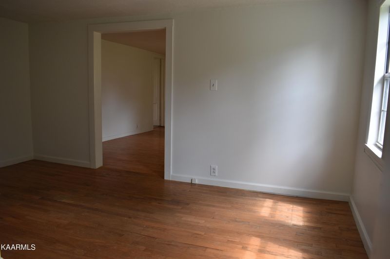 345 NW Murray Rd, Knoxville, TN 37912