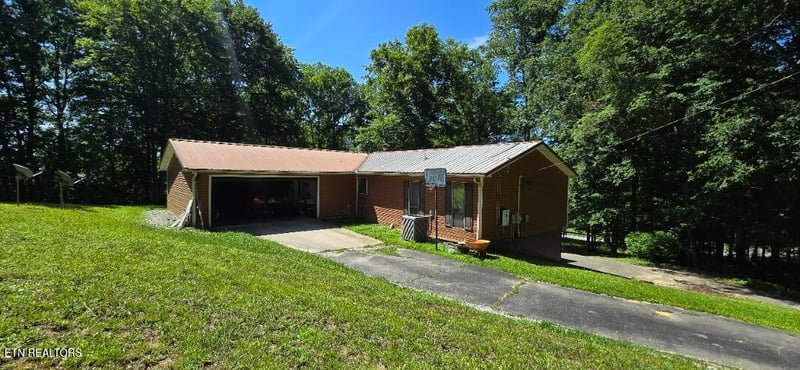 346 Hc Smith Dr, Oneida, TN 37841
