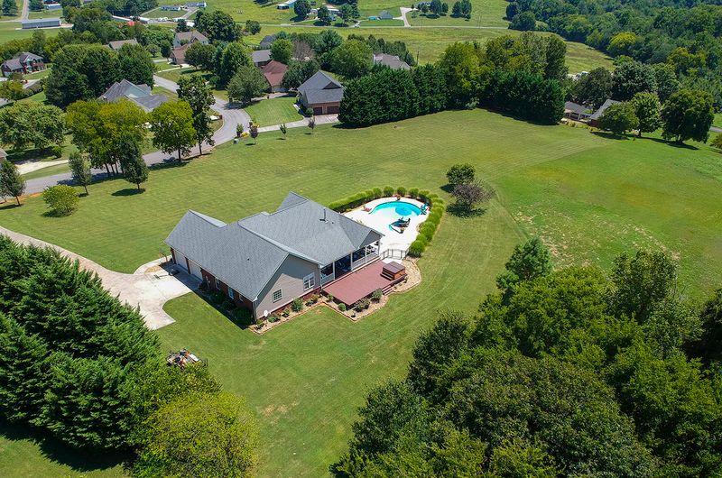 3460 Bentwood Dr, Kodak, TN 37764