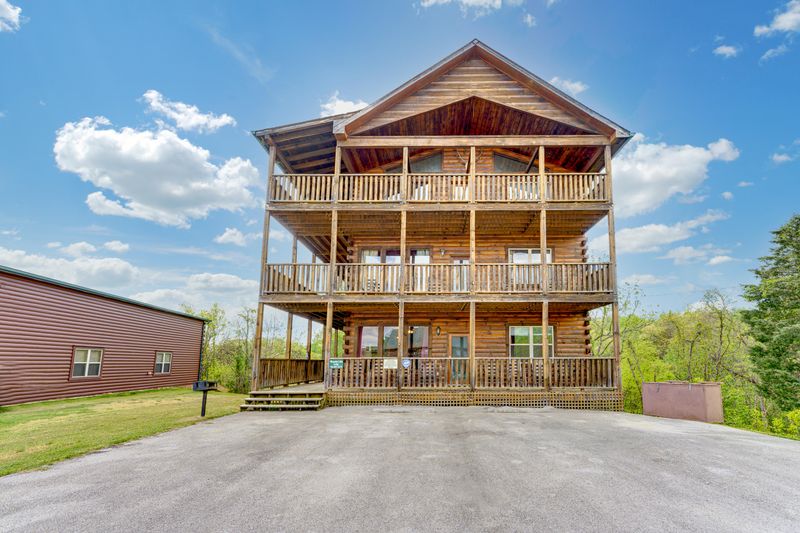 349 Oak Lake Dr, Sevierville, TN 37876