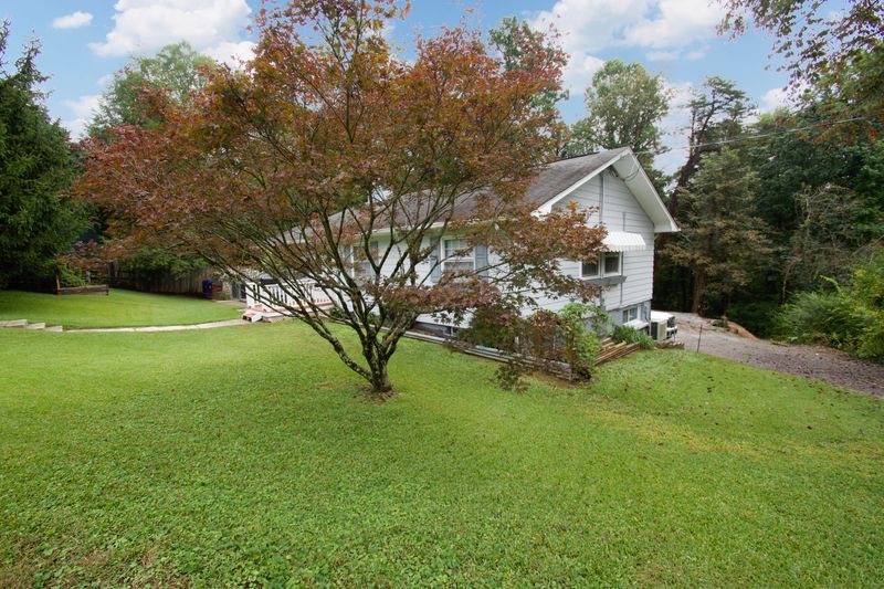 35 Outer Dr, Oak Ridge, TN 37830