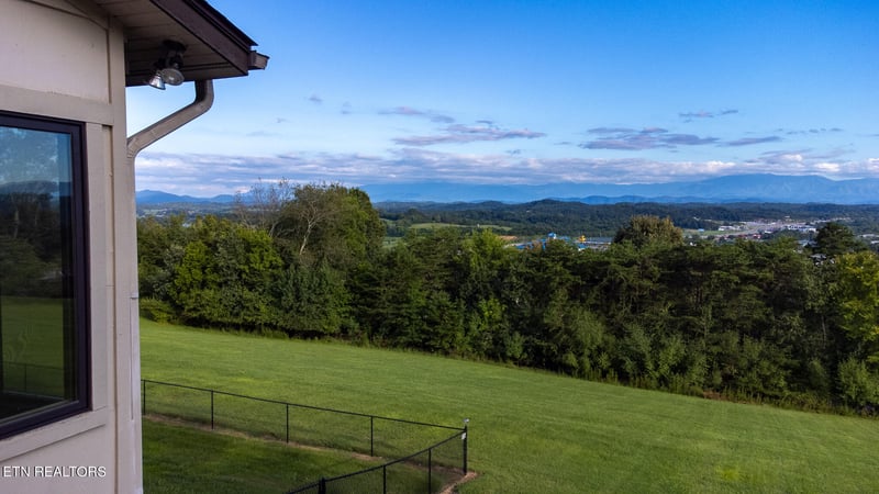 351 Grandview Dr, Kodak, TN 37764