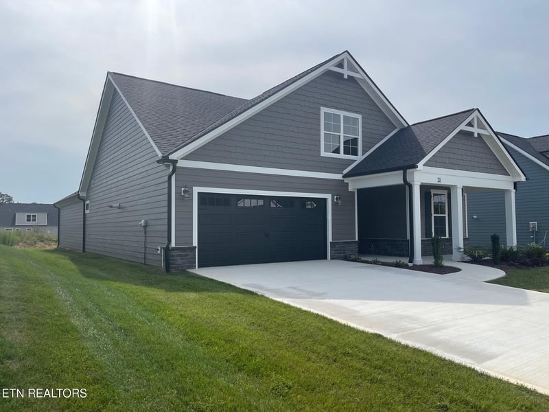 351 Trillium Tr, Lenoir City, TN 37771