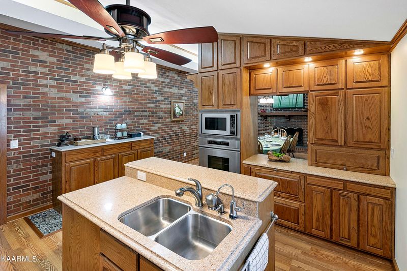 352 Holt Dr, Loudon, TN 37774