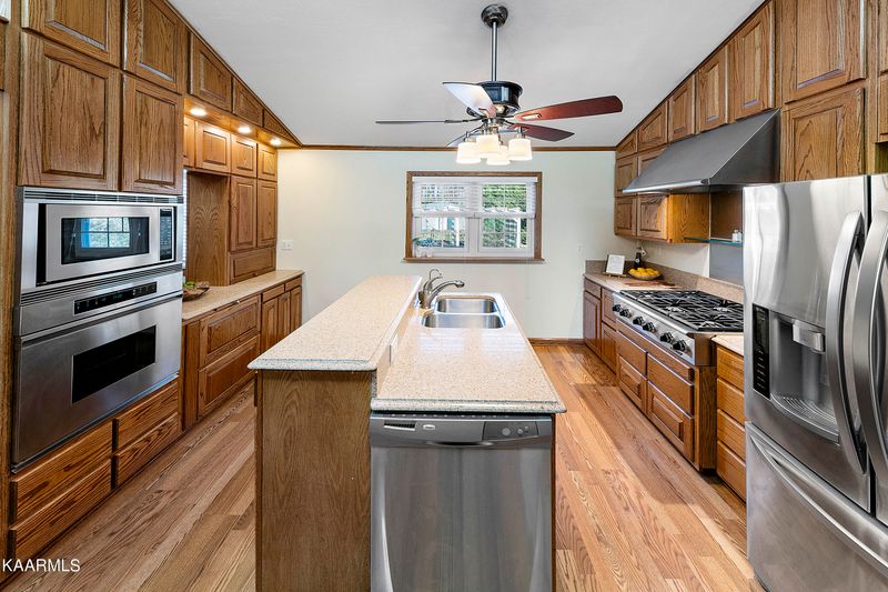 352 Holt Dr, Loudon, TN 37774
