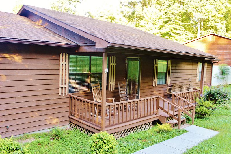 353 Cedar Cir, Jacksboro, TN 37757
