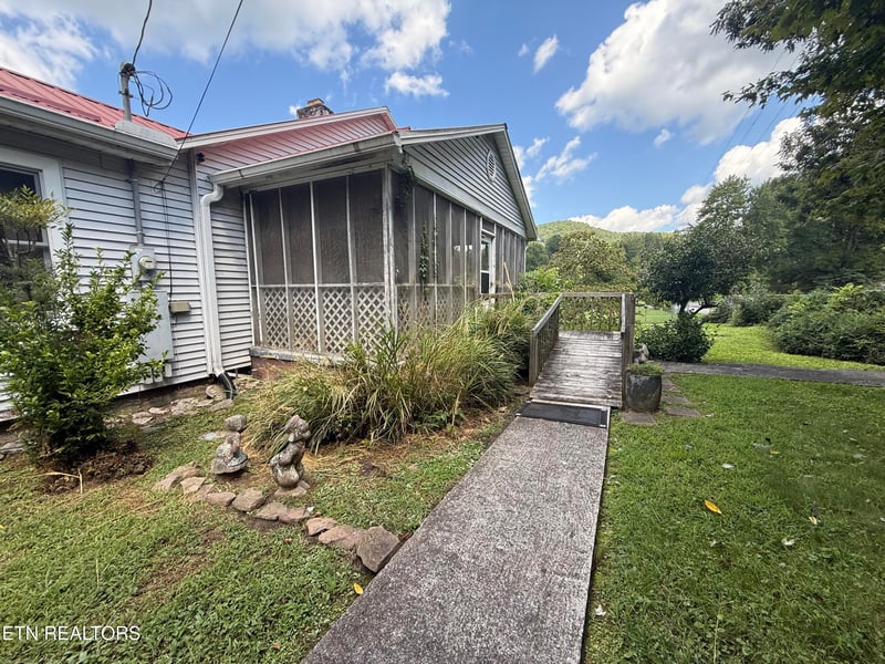 353 Cotula Rd, Duff, TN 37729