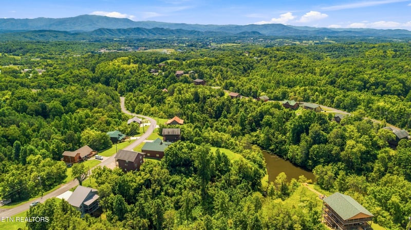 353 Oak Lake Dr, Sevierville, TN 37876