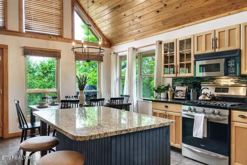 353 Oakwood Dr, Sevierville, TN 37876