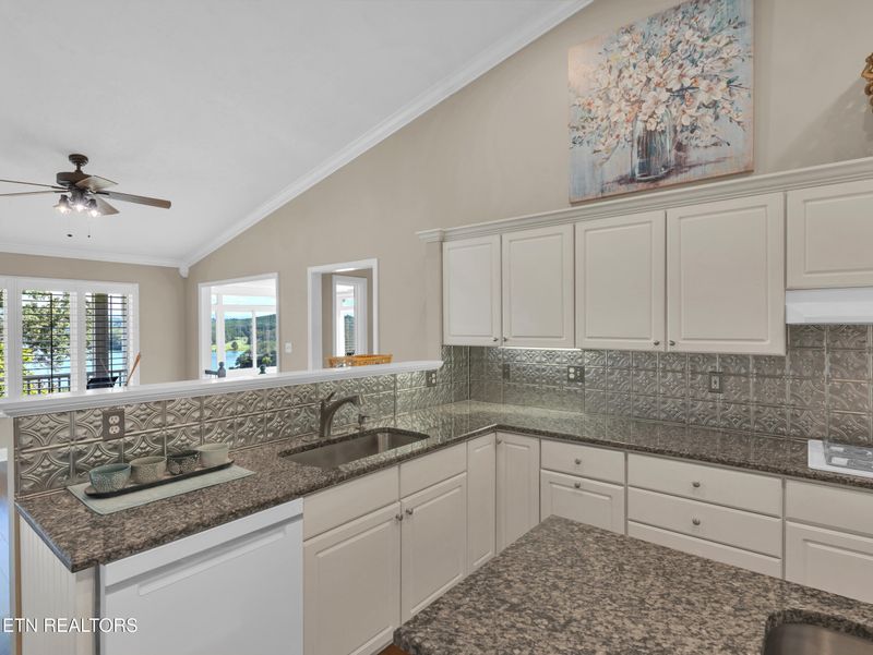 353 Southshore Dr, Greenback, TN 37742