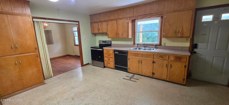354 East Dr, Oak Ridge, TN 37830
