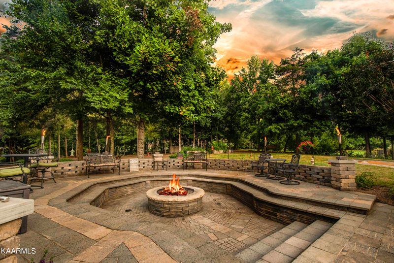 355 Timber Ridge Dr, Lenoir City, TN 37771