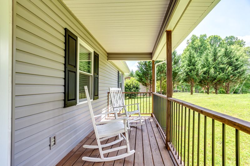 357 Clear Lake Dr, Jacksboro, TN 37757