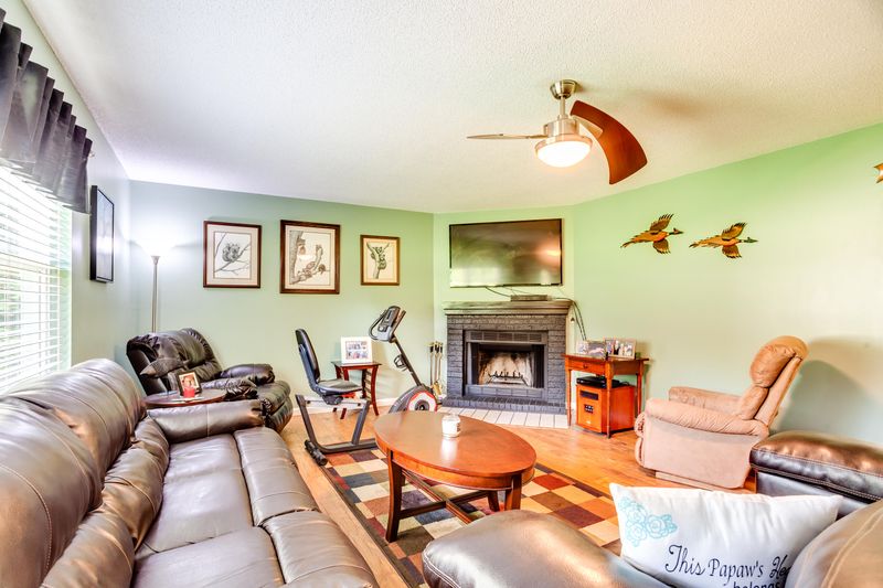 357 Clear Lake Dr, Jacksboro, TN 37757