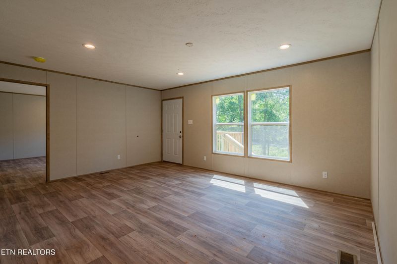 358 Valley Dr, Loudon, TN 37774