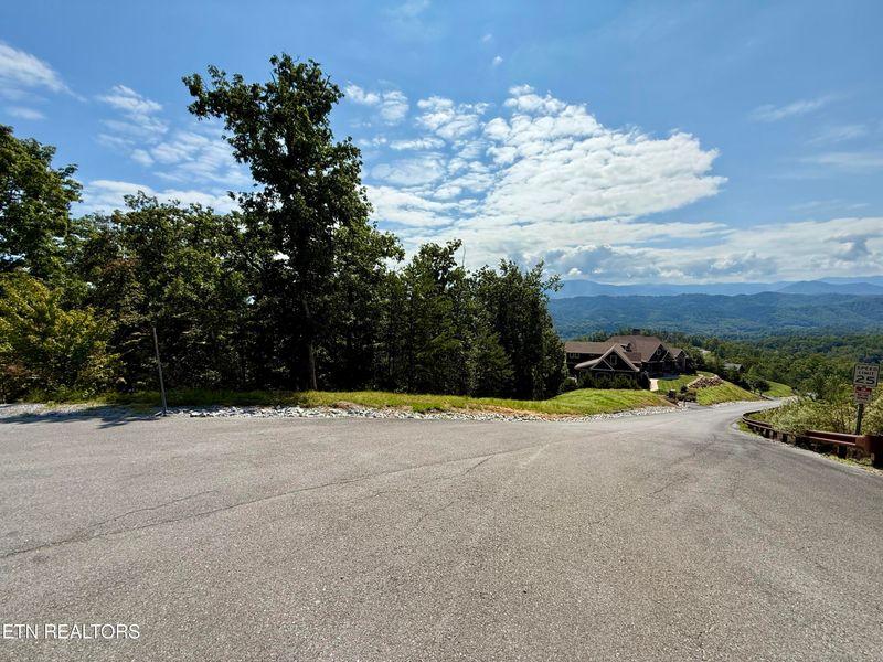 36 Summit Trails Dr, Sevierville, TN 37862
