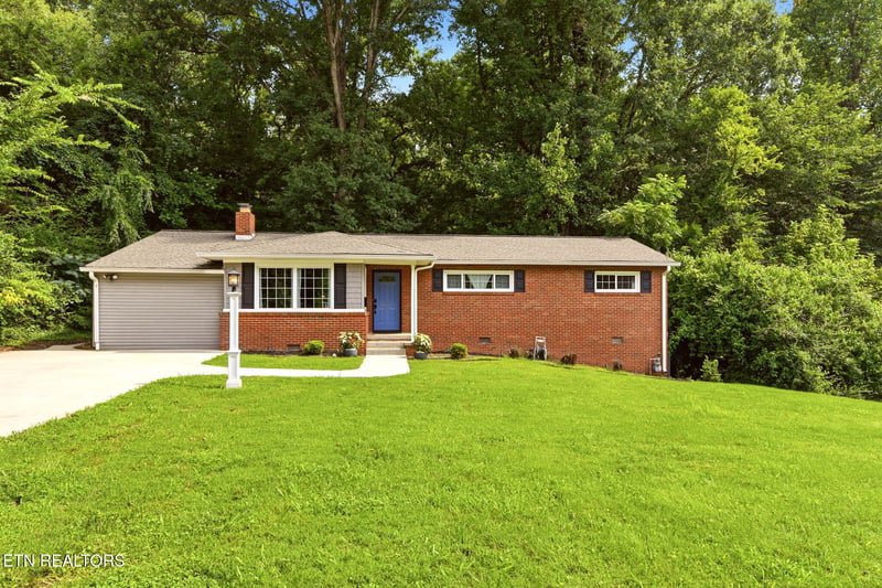 360 East Dr, Oak Ridge, TN 37830