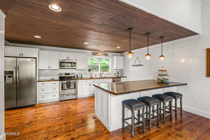 360 Harbor Ln, Lafollette, TN 37766