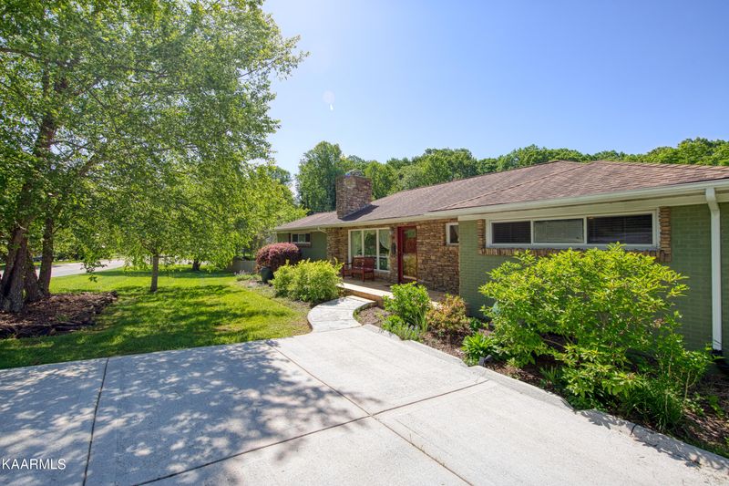 361 East Dr, Oak Ridge, TN 37830