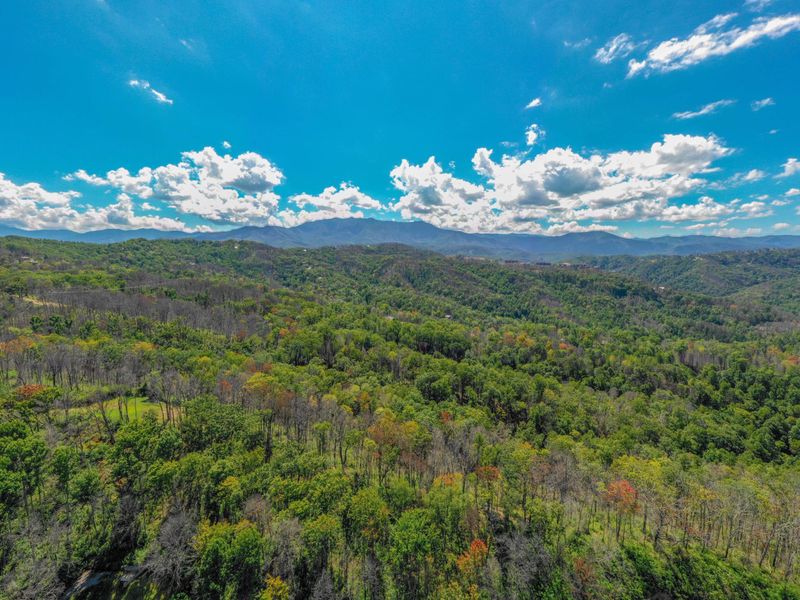 361 Oakwood Dr, Sevierville, TN 37876