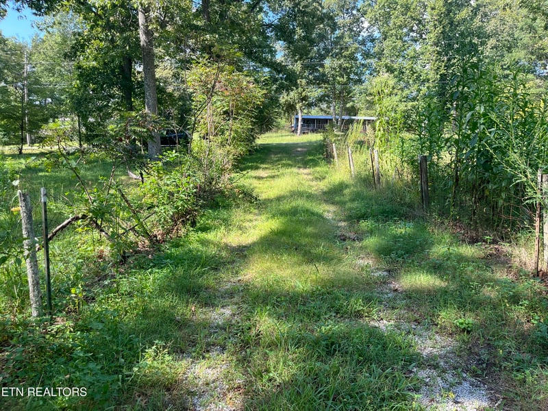 365 Wallop Ln, Crossville, TN 38571