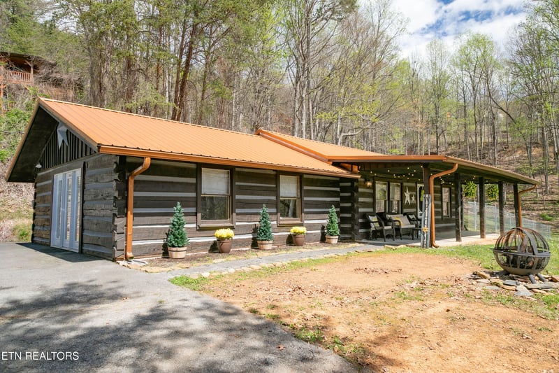 3650 Four Seasons Ln, Sevierville, TN 37862