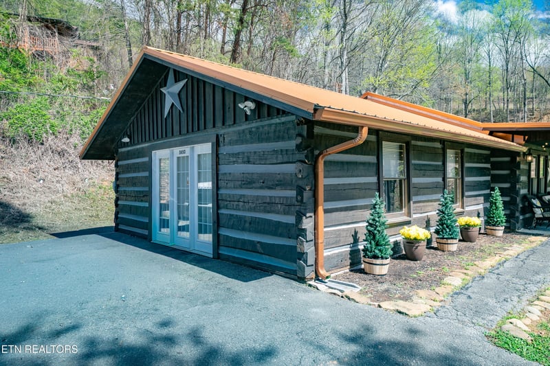 3650 Four Seasons Ln, Sevierville, TN 37862