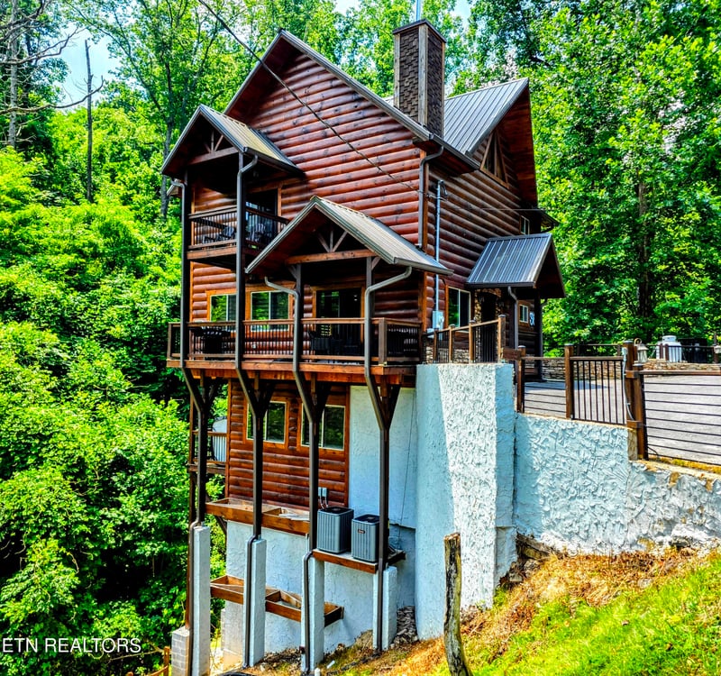 367 Wiley Oakley Dr, Gatlinburg, TN 37738