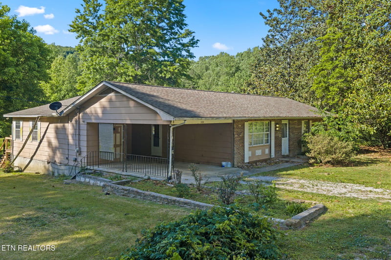 369 Back Valley Rd, Oliver Springs, TN 37840