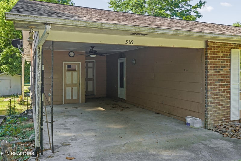 369 Back Valley Rd, Oliver Springs, TN 37840