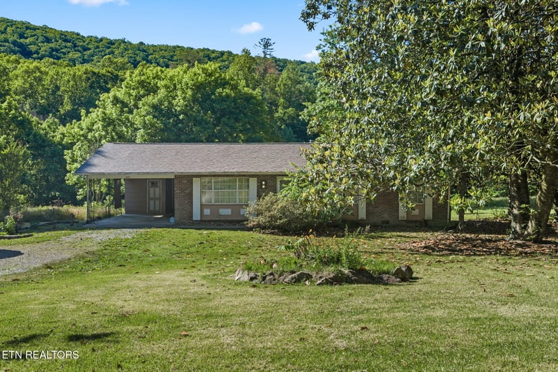 369 Back Valley Rd, Oliver Springs, TN 37840