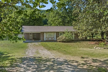 369 Back Valley Rd, Oliver Springs, TN 37840