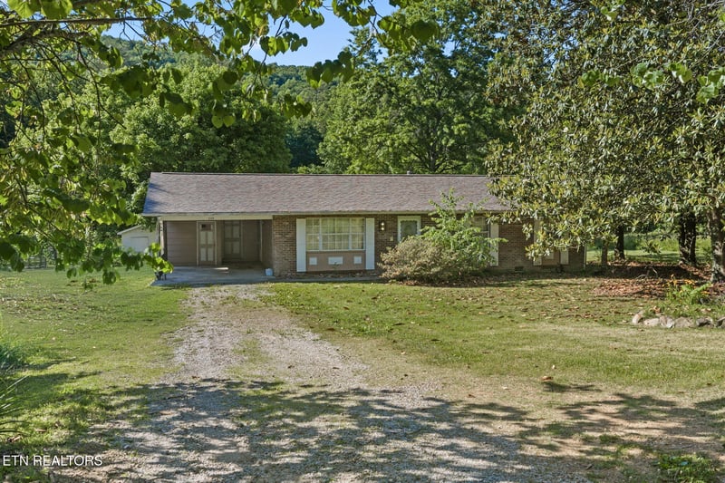 369 Back Valley Rd, Oliver Springs, TN 37840