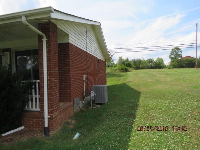 369 N Lake Dr, Oneida, TN 37841