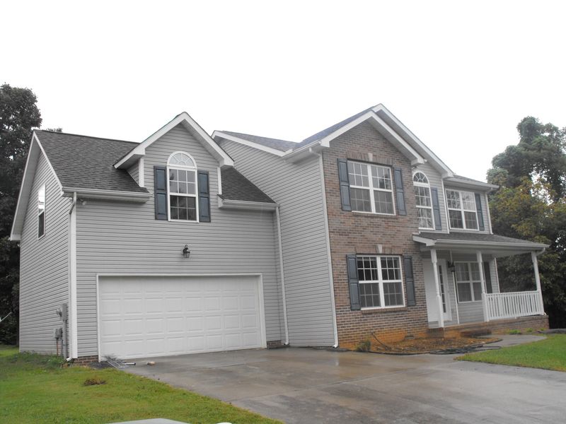 3700 Stonebridge Dr, Powell, TN 37849