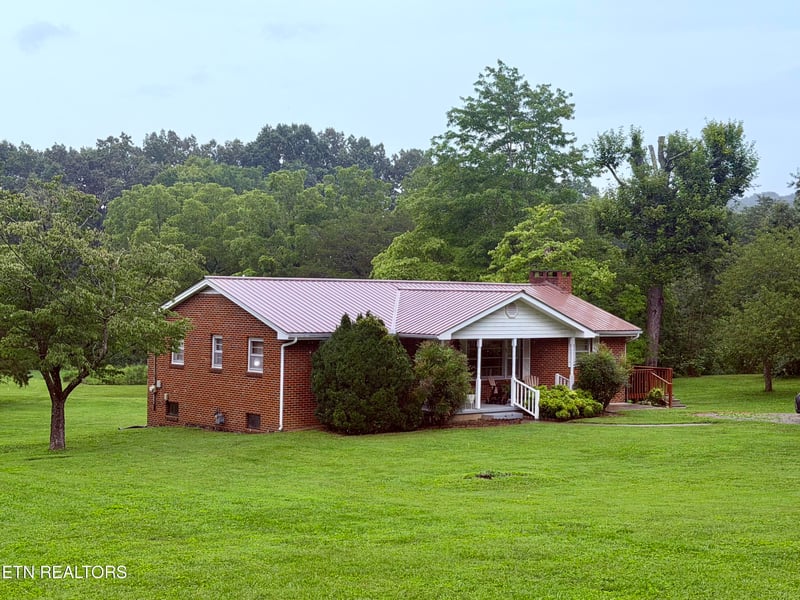 371 Pinecrest Rd, Jacksboro, TN 37757