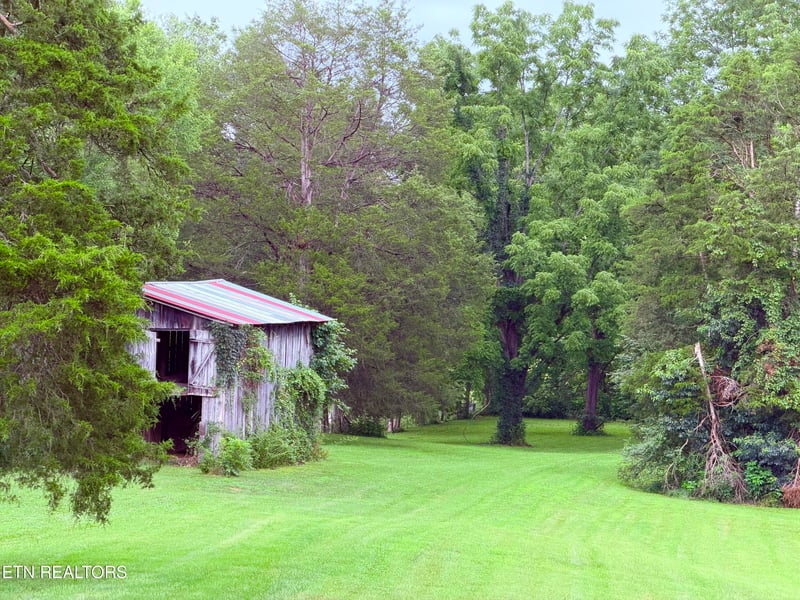 371 Pinecrest Rd, Jacksboro, TN 37757