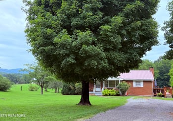 371 Pinecrest Rd, Jacksboro, TN 37757