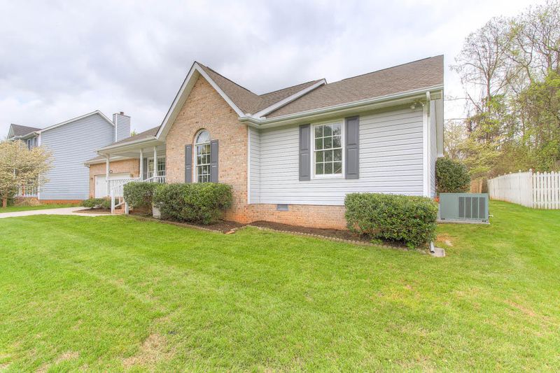 3716 Stonebridge Dr, Powell, TN 37849