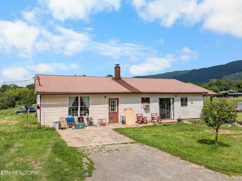 372 Farmers Ln, Lafollette, TN 37766