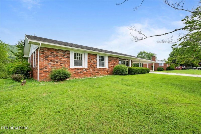 372 Sharp Acres Rd, Jacksboro, TN 37757