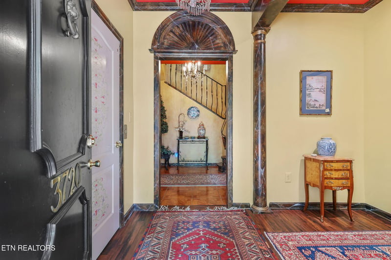 3720 Kingston Pike, Knoxville, TN 37919