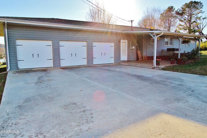 373 Edgelake Dr, Kingston, TN 37763