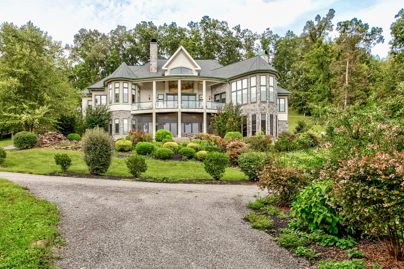374 Bluff Tc, Jacksboro, TN 37757